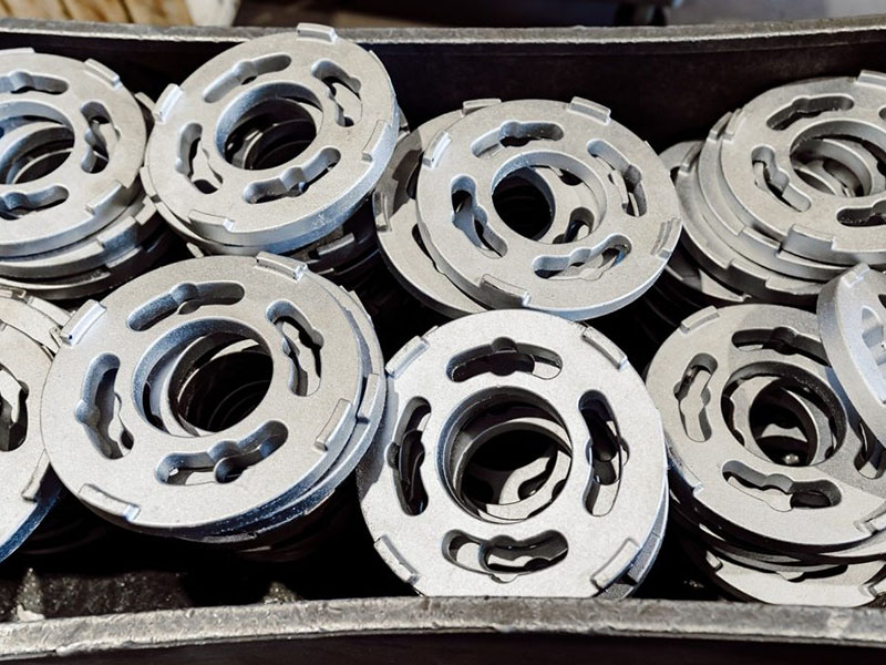 低壓鑄造和重力鑄造哪個好？如何選擇更適合的鑄造工藝？